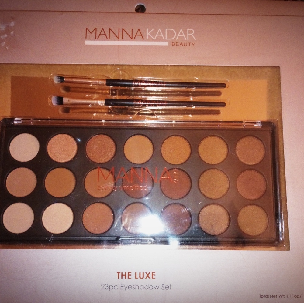 Manna Kadar Luxe eyeshadow set